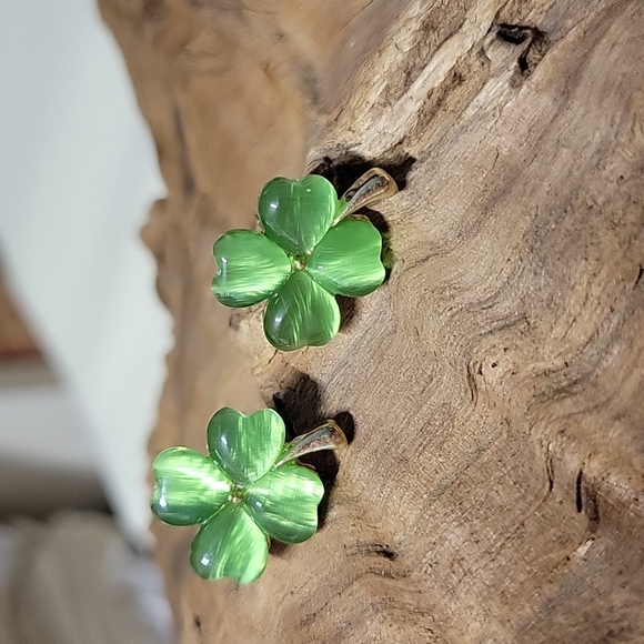 Pearlescent Clover Stud Earrings, 925 Silver - Picture 6 of 11